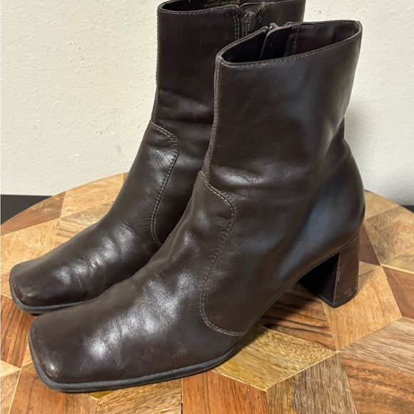 Vintage Brown Leather Heeled Boots with Chunky Heel - Picture 3 of 7